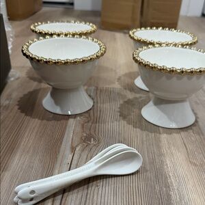 Classic touch Dessert Bowls Set of 4 with spoons